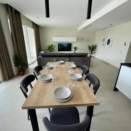 Bugibba Square Seafront By Holi アパート